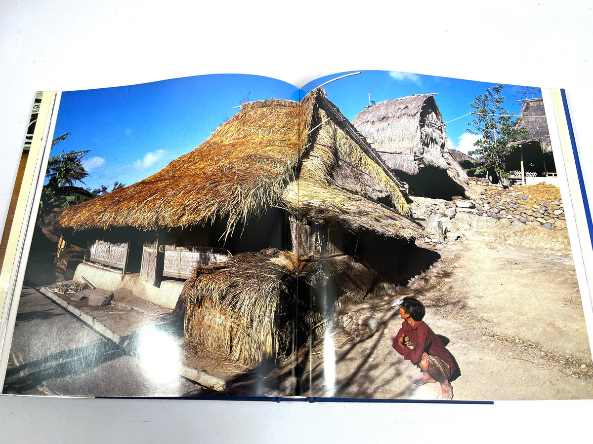 The Traditional Architecture of Indonesia, Barry Dawson, John Gillow, 1994, NF HC & DJ