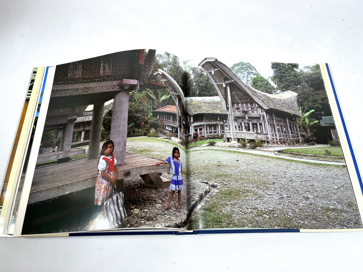 The Traditional Architecture of Indonesia, Barry Dawson, John Gillow, 1994, NF HC & DJ